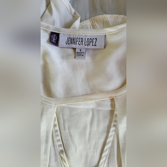 Jennifer López cream blouse - Picture 5 of 5